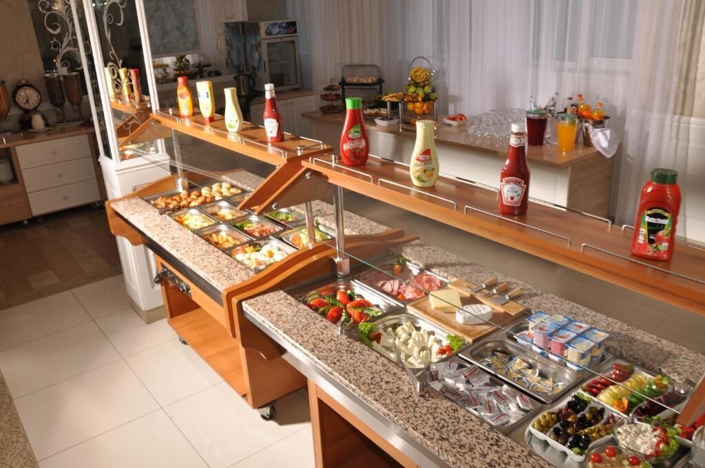 朝食 (ビュッフェ)、毎日提供 (1 名様 20 RON)