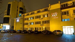 A hotel with a sign reading "Hotel Boulevard Prestige" and multiple parked cars in front. - Bulevard Prestige Hotel (Slatina)