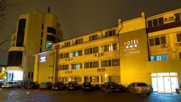 Voorkant accommodatie - avond/nacht