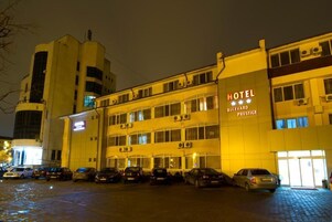 住宿正面 - 傍晚/夜晚