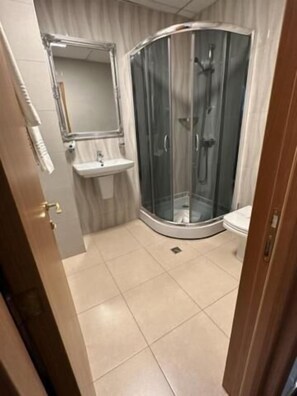 Shower, hair dryer, towels, soap - Bulevard Prestige Hotel (Slatina)