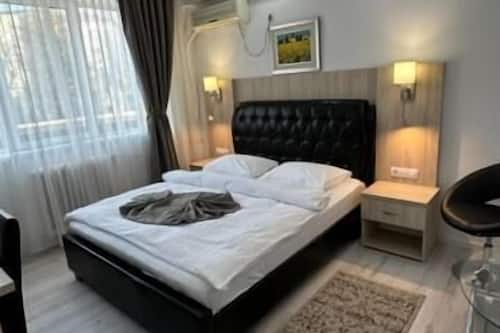 Queen Room | Una scrivania, postazione laptop, Wi-Fi gratuito, lenzuola