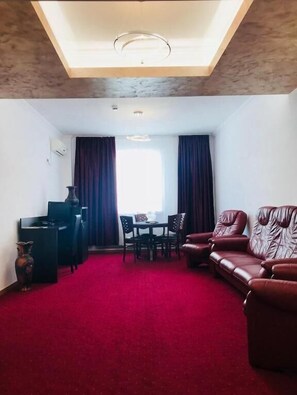 Presidential Suite, City View | Living area