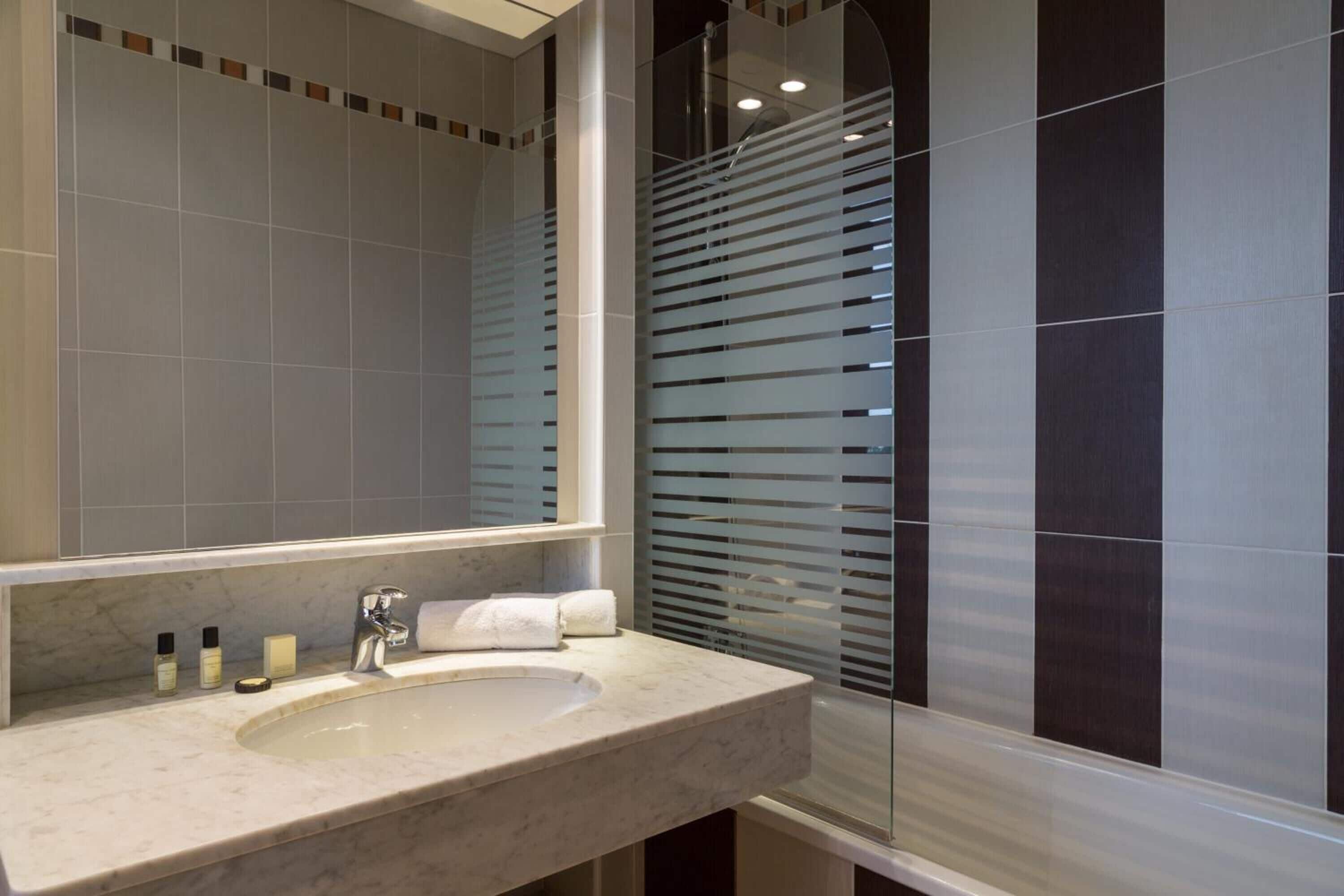 Bañera profunda, artículos de tocador gratuitos, secador de pelo