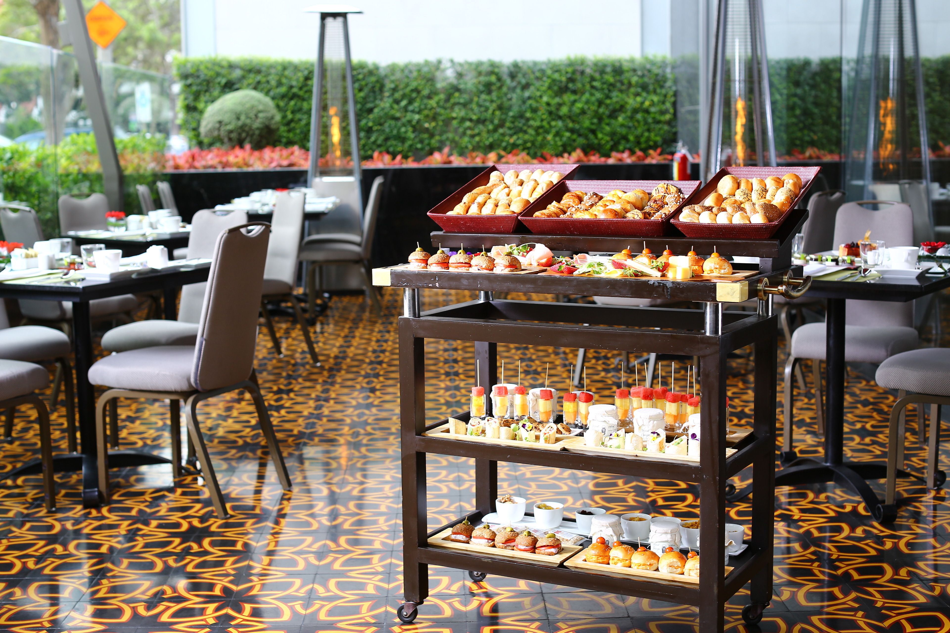 daily cooked-to-order breakfast (pen 69 per person)