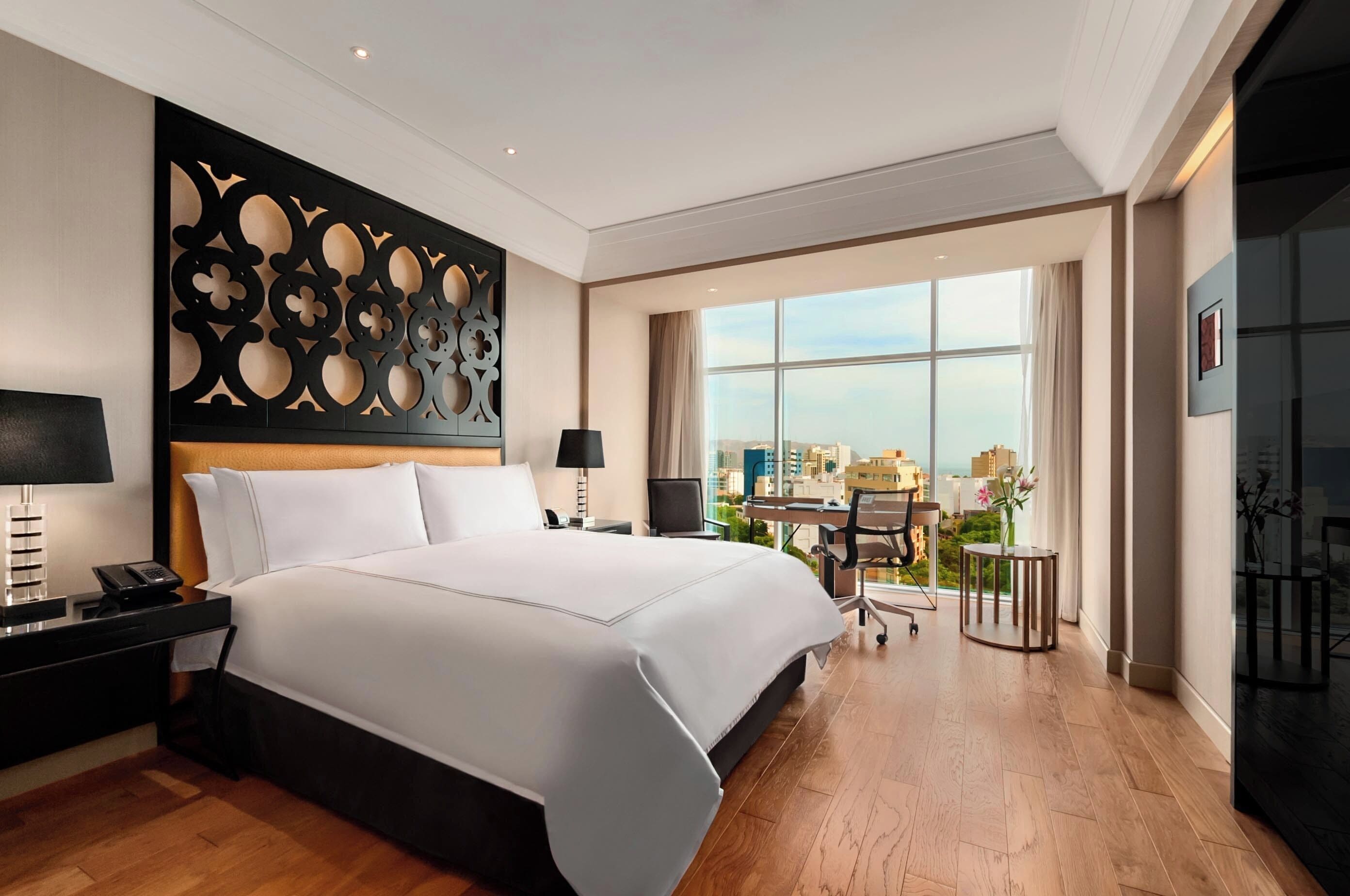 Ropa de cama de alta calidad y caja de seguridad en la habitación 