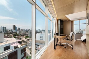 Suíte júnior, 1 cama King, para não fumantes | Roupas de cama premium, cofres nos quartos, escrivaninha