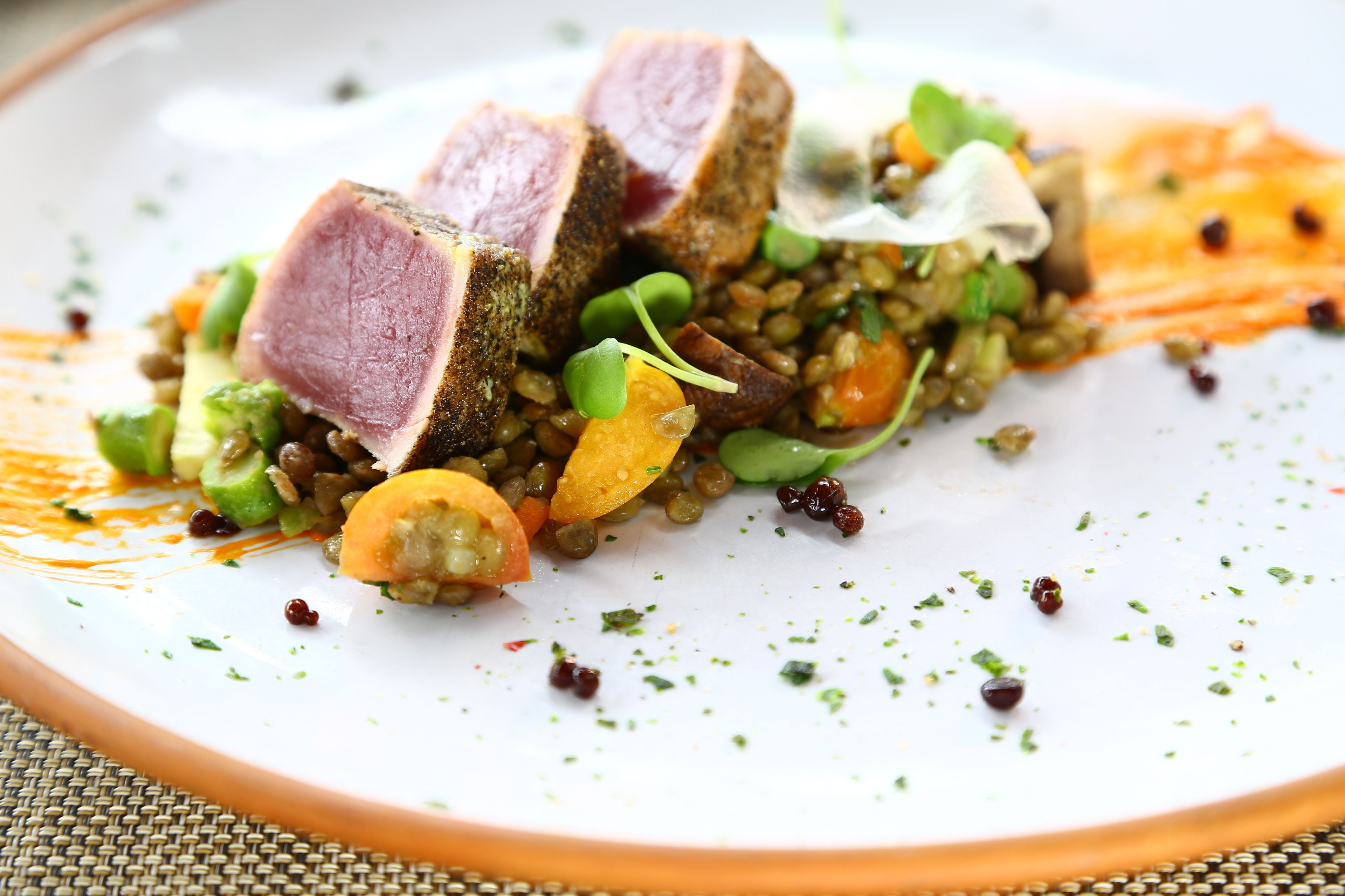 Un plato de comida con diversos ingredientes.