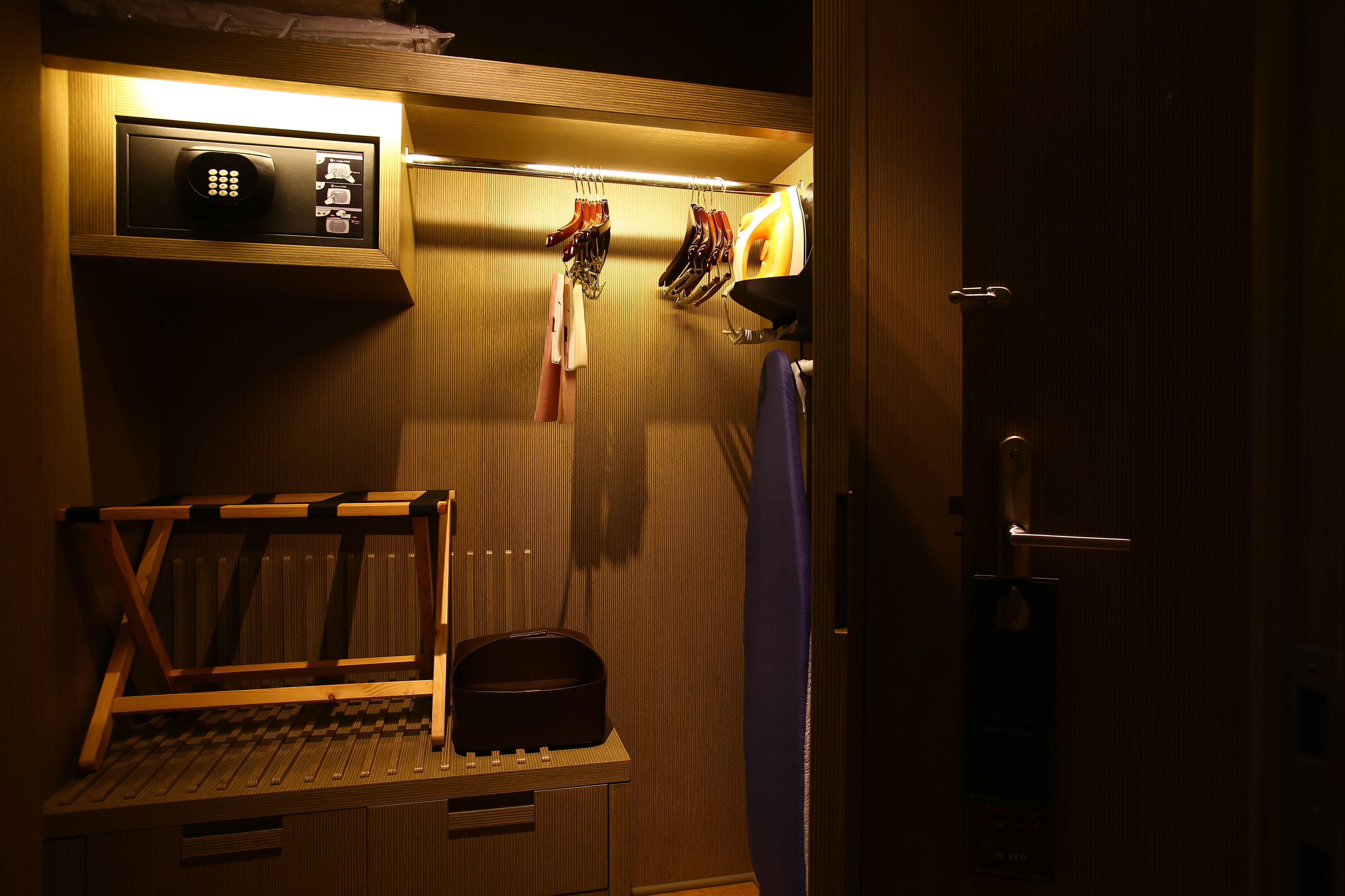 executive room (balcony) | premium bedding, in-room safe, desk, laptop workspace