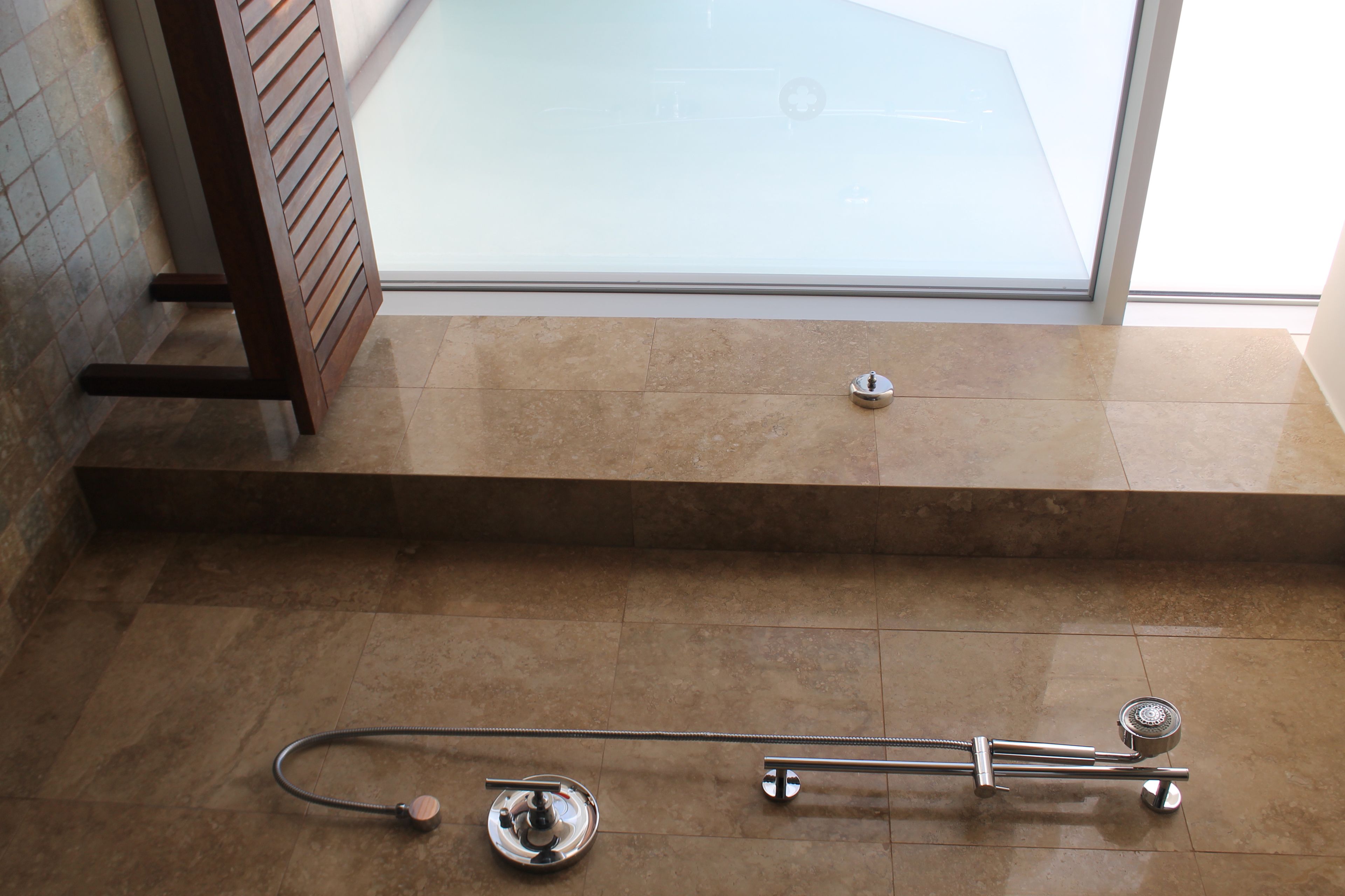 Executive Room (Balcony) | Bathroom | Shower, free toiletries, hair dryer, bathrobes