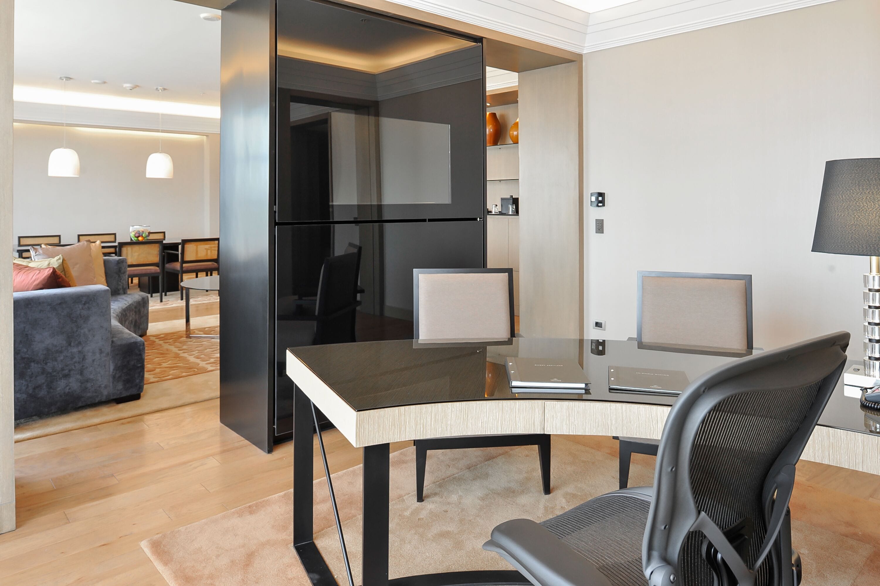 presidential suite, 1 king bed, non smoking | living area | flat-screen tv, mp3 dock