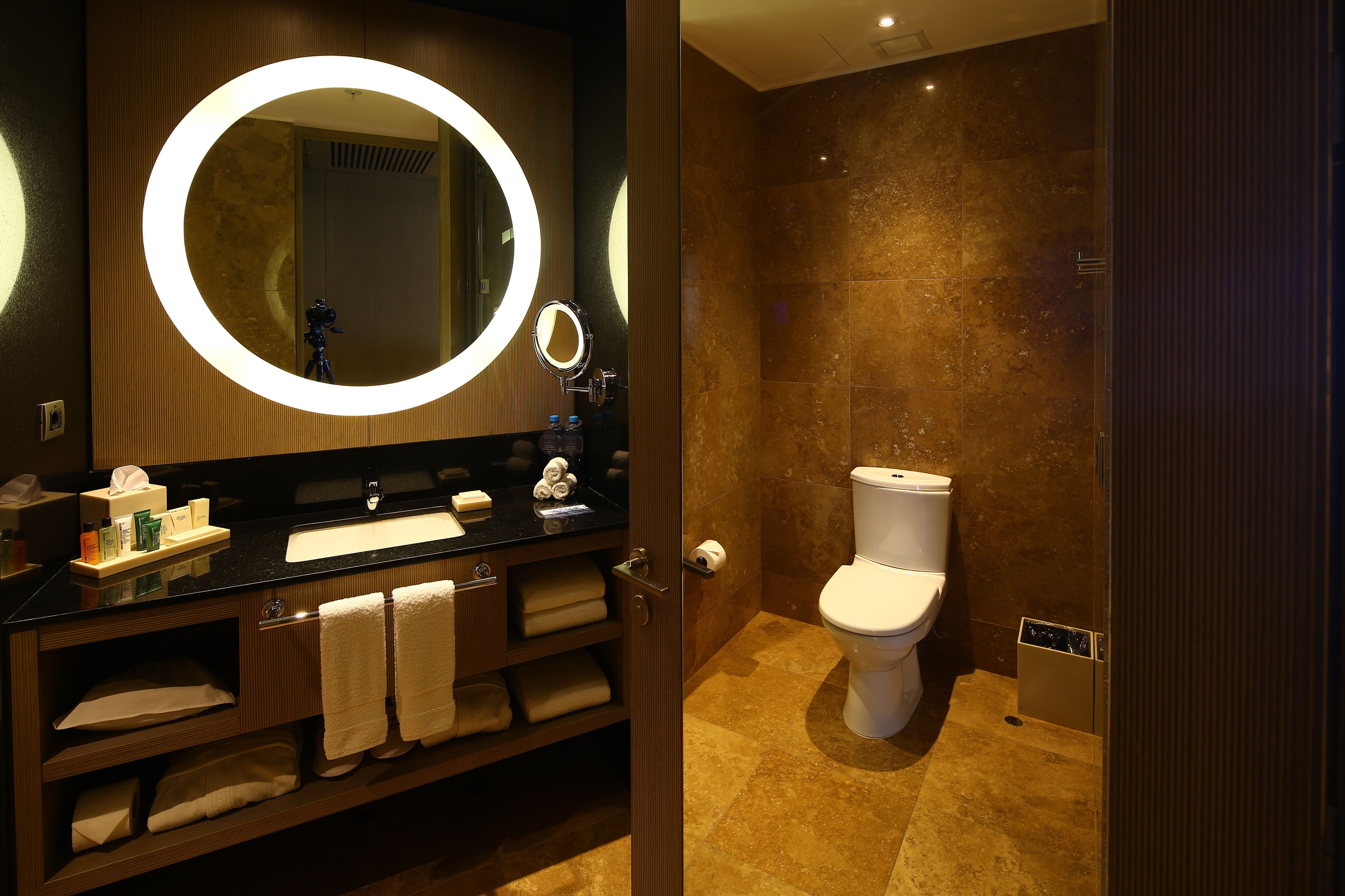 premium bedding, in-room safe, desk, laptop workspace