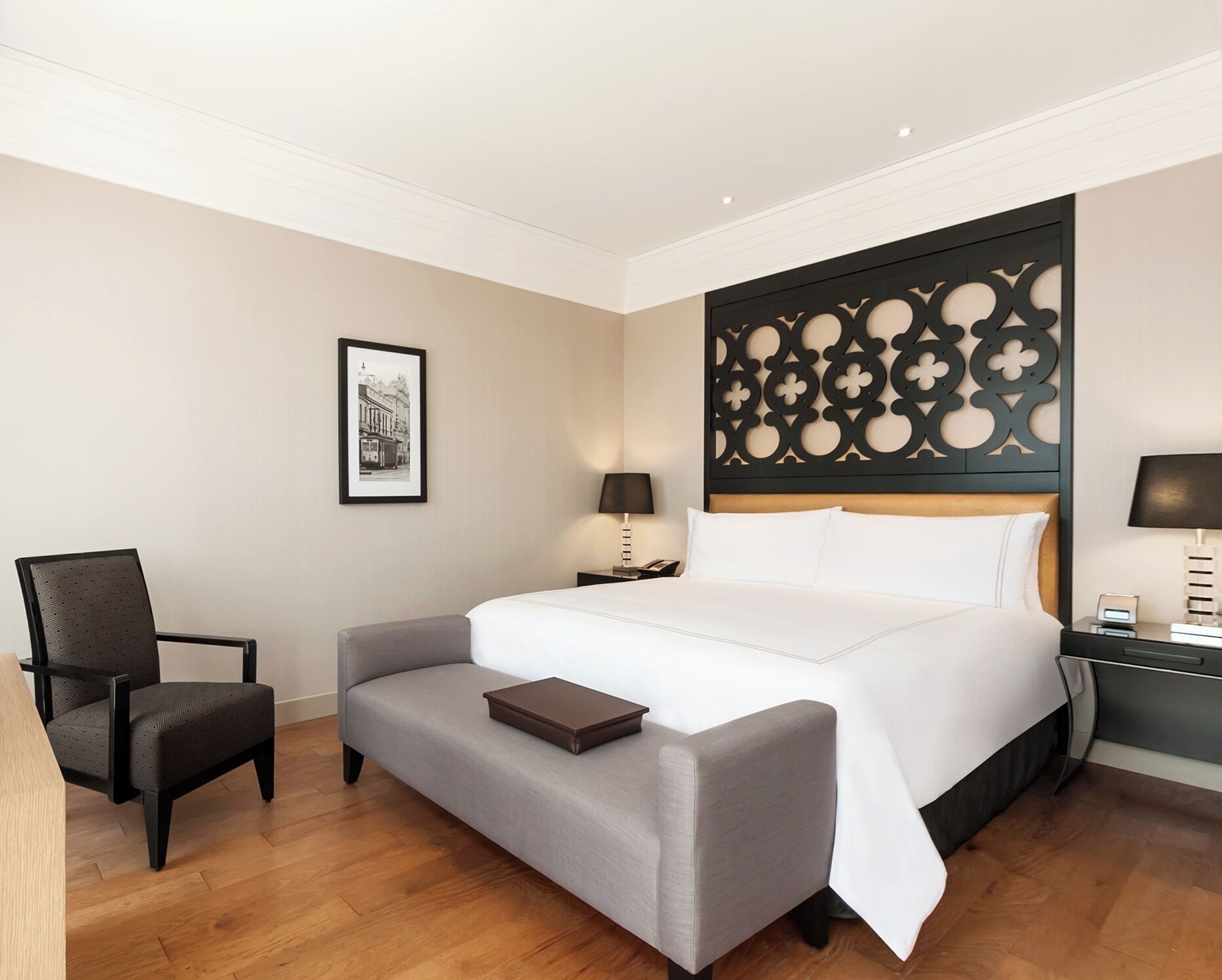 Ropa de cama de alta calidad y caja de seguridad en la habitación 