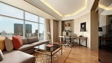 Suite ejecutiva, 1 cama de matrimonio grande | Zona de estar | Una televisión de pantalla plana, una estación de conexión para MP3