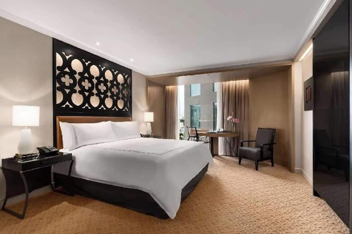 Premium bedding, in-room safe, desk, laptop workspace