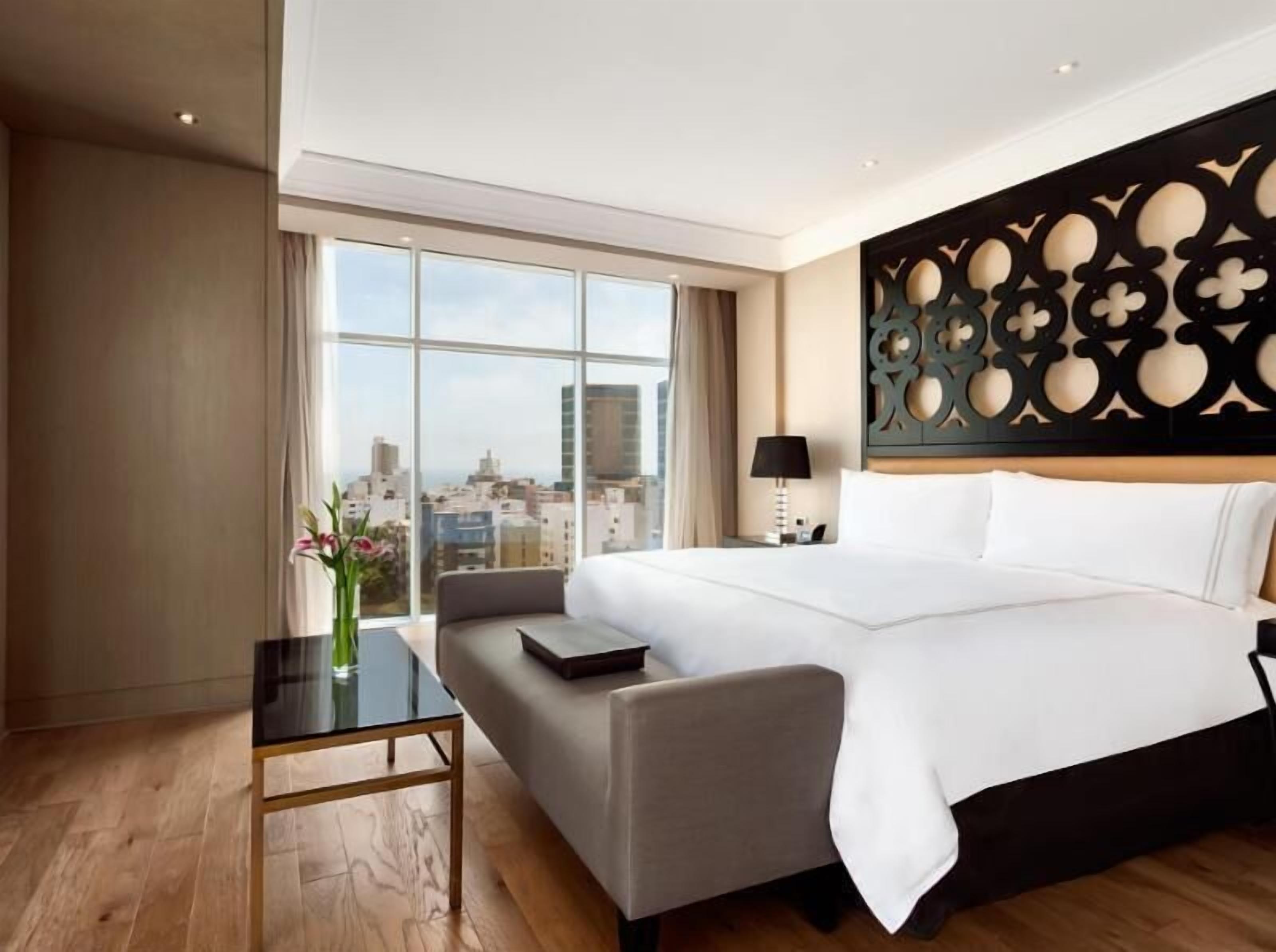 Premium bedding, in-room safe, desk, laptop workspace