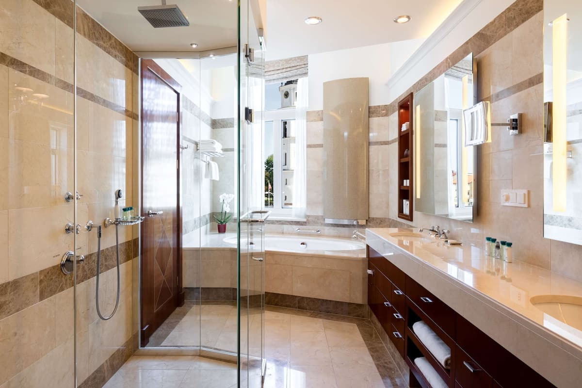 separate bathtub and shower, deep-soaking bathtub