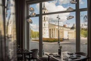 Restaurant - Grand Hotel Vilnius, Curio Collection by Hilton (Vilnius)