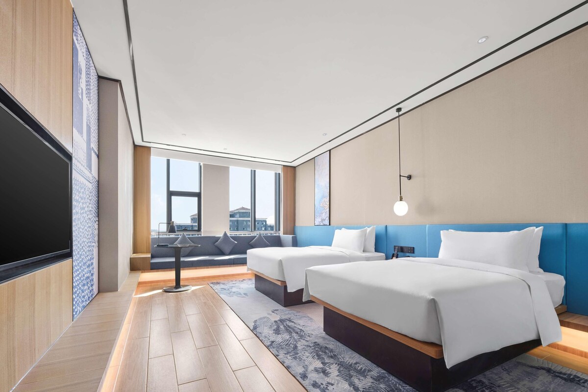Minibar, in-room safe, laptop workspace, blackout drapes