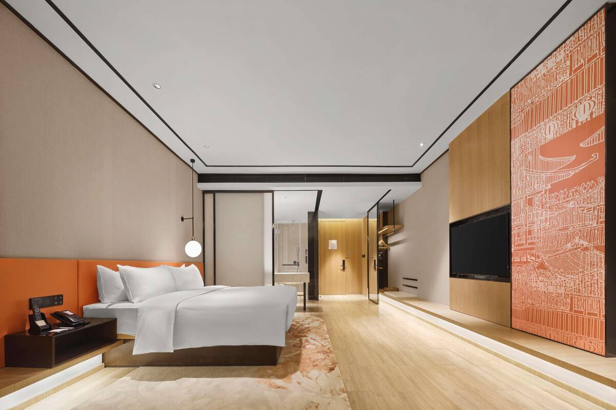 Minibar, in-room safe, laptop workspace, blackout drapes