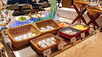 Daily buffet breakfast (CNY 88 per person)
