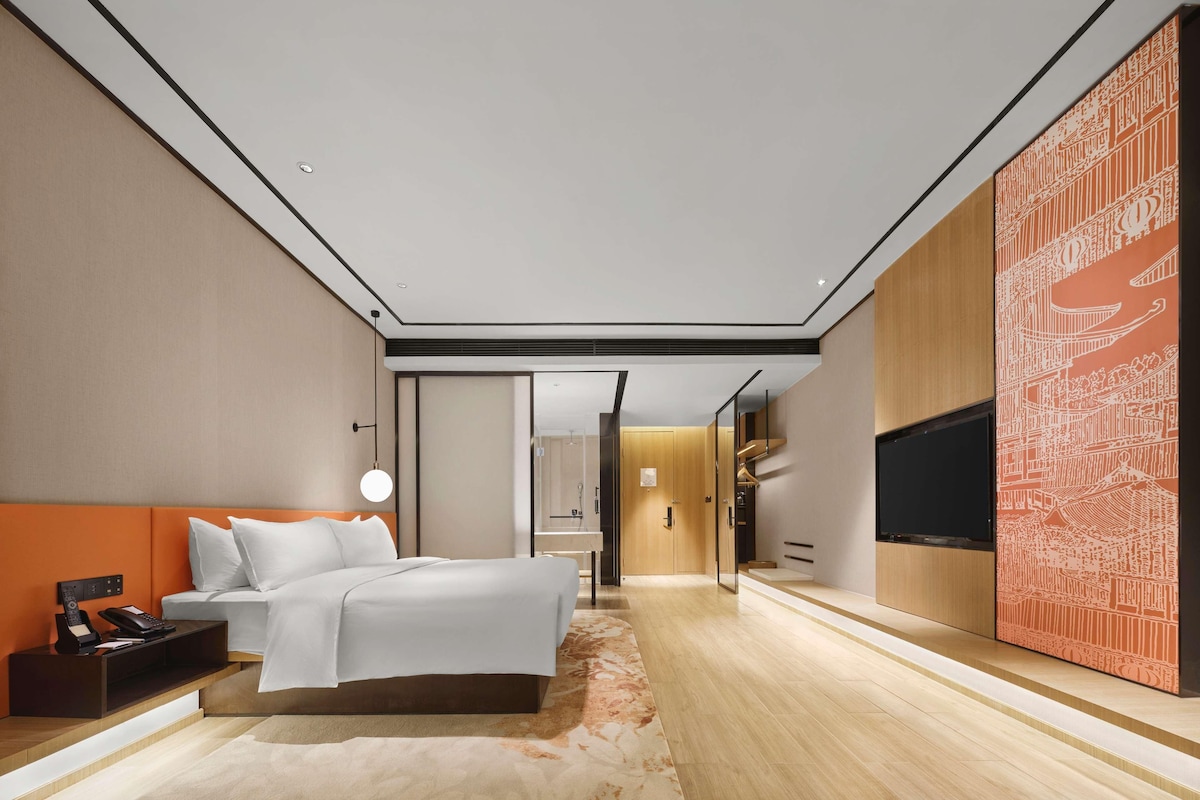 Minibar, in-room safe, laptop workspace, blackout drapes