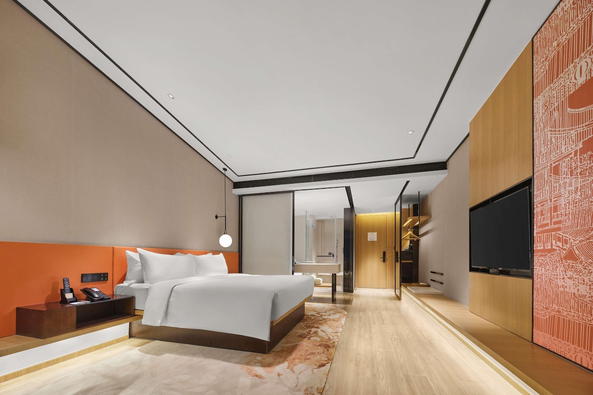 Minibar, in-room safe, laptop workspace, blackout drapes