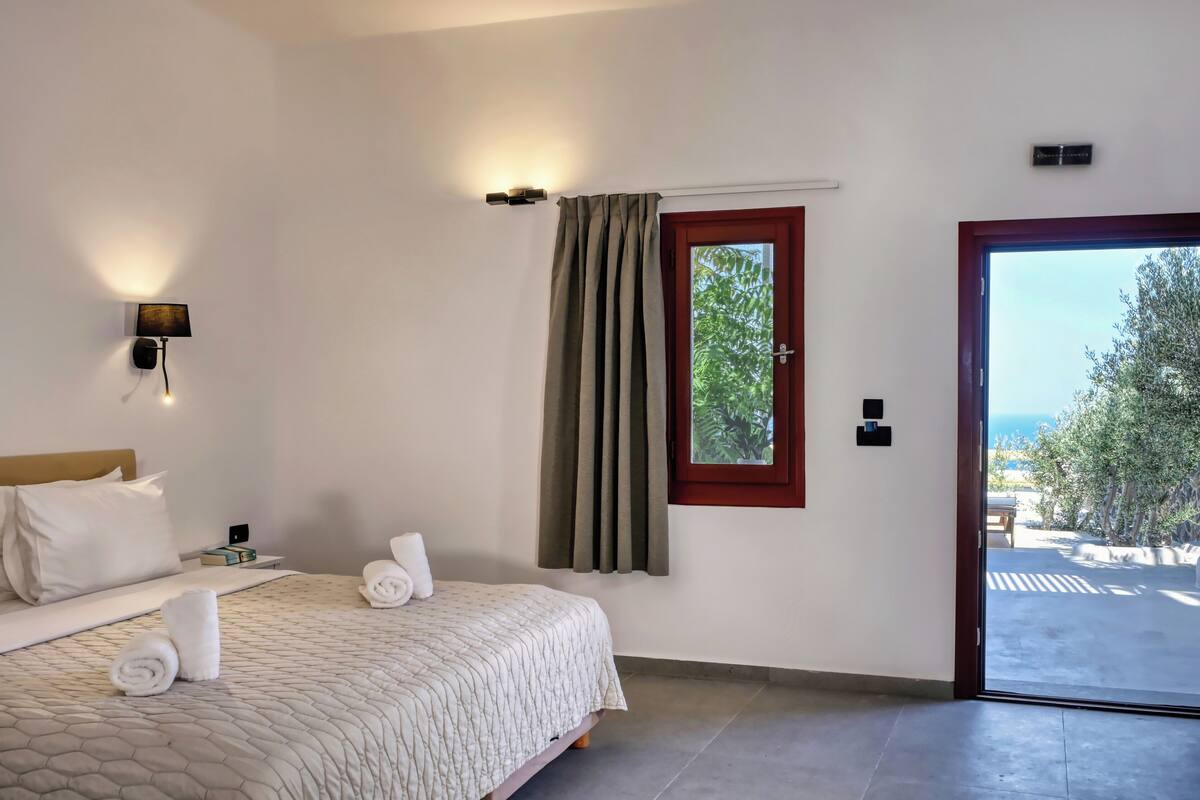 Executive Honeymoon Suite with Private Pool | Coffres-forts dans les chambres, bureau