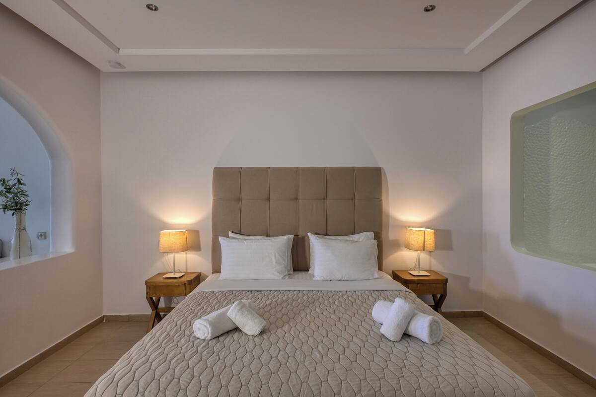 Jacuzzi Premium Suite with Indoor Hottub | Coffres-forts dans les chambres, bureau