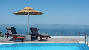 Suite junior, piscina privada, vistas a la piscina | Terraza o patio
