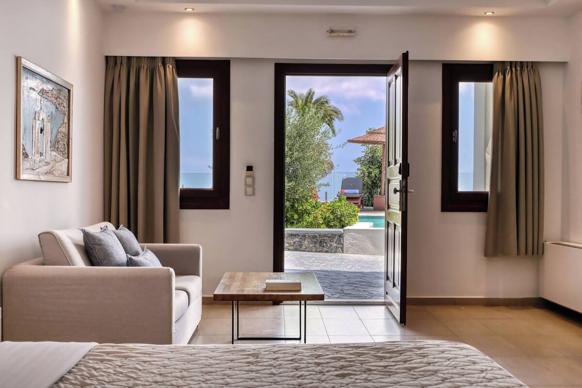 Suite Junior, piscine privée, vue piscine | Coffres-forts dans les chambres, bureau