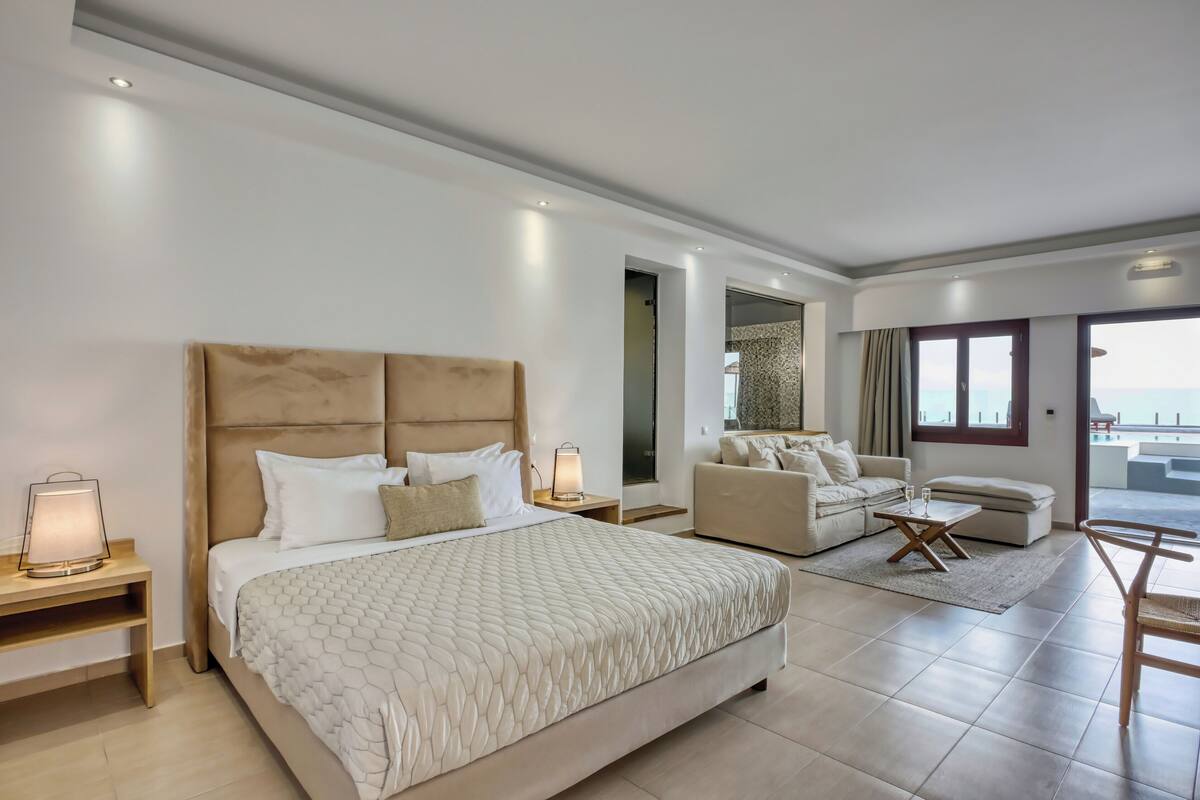 Deluxe Suite Private Pool & Indoor Hot Tub