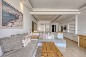 Superior Premium Suite - (Sea View) | Area soggiorno | TV LCD 32 pollici con canali satellitari, TV, studio