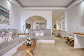 Jacuzzi Premium Suite with Outdoor Hottub | Coin séjour | Télévision LCD de 32 pouces avec chaînes par satellite, télévision