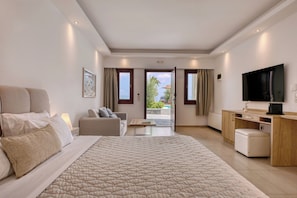 Suite Junior, piscine privée, vue piscine | Coffres-forts dans les chambres, décoration personnalisée