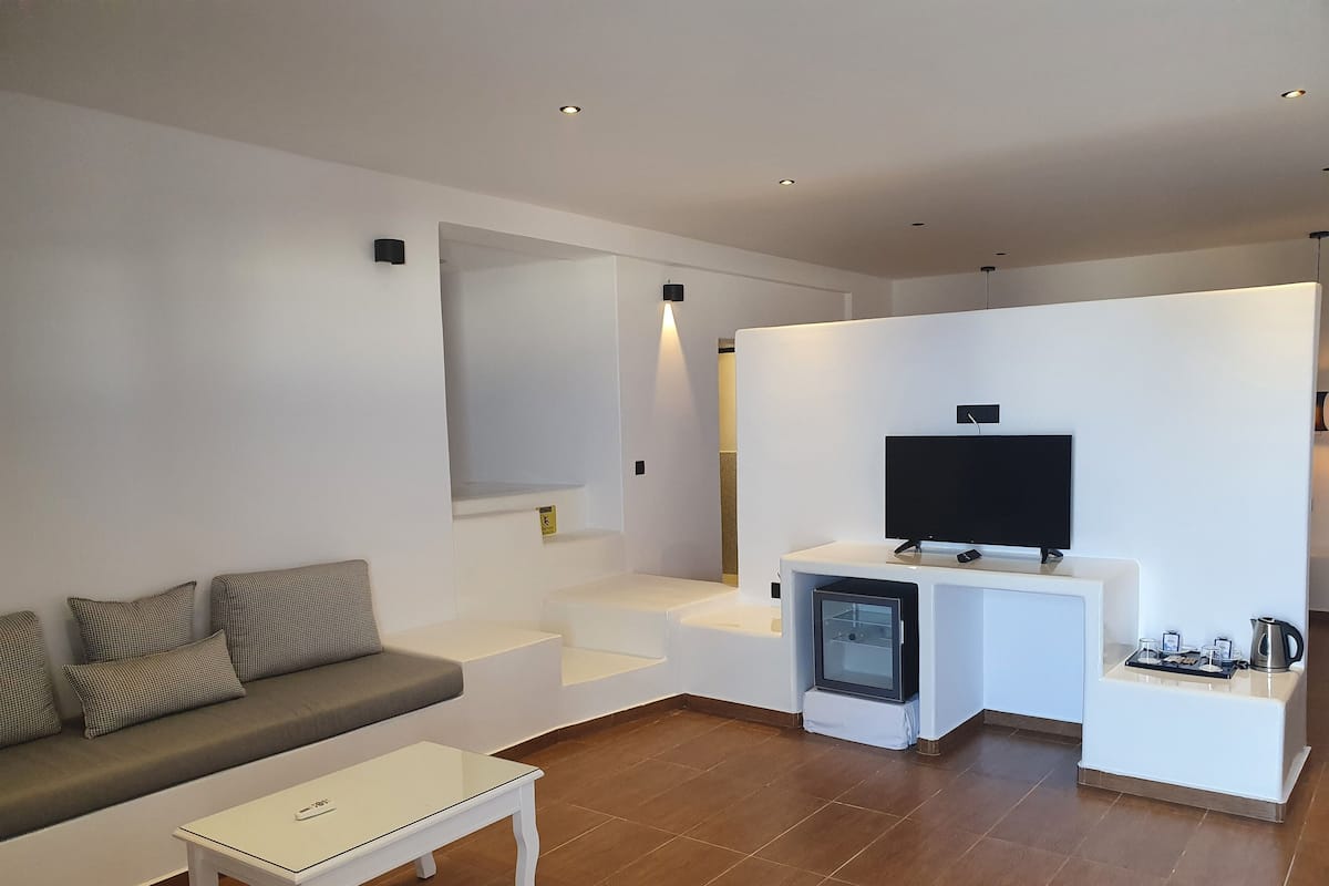Suite Deluxe, hidromasaje, vista al mar | 1 habitación y caja de seguridad en la habitación