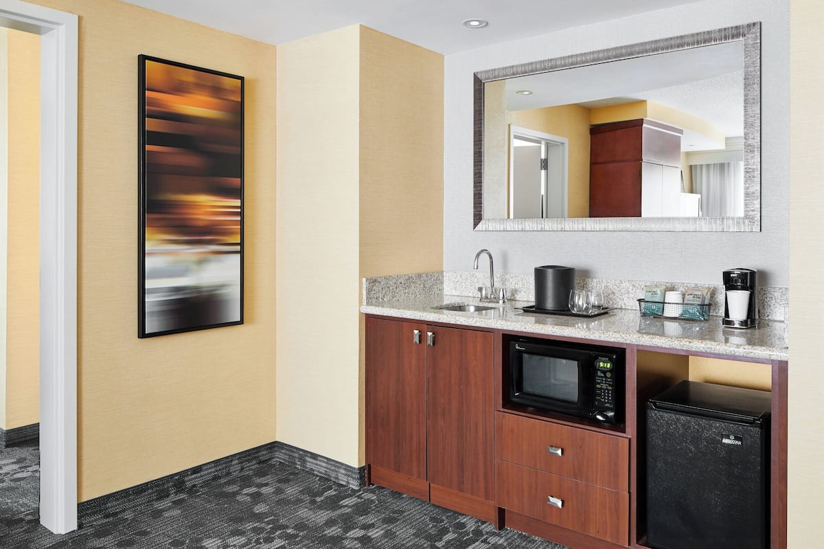 suite, 1 king bed with sofa bed | bar (on property)