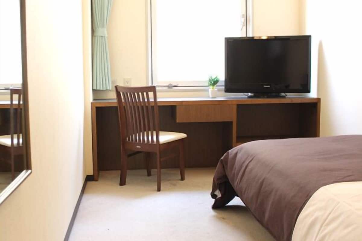 Työpöytä, silitysrauta/-lauta, ilmainen Wi-Fi, vuodevaatteet