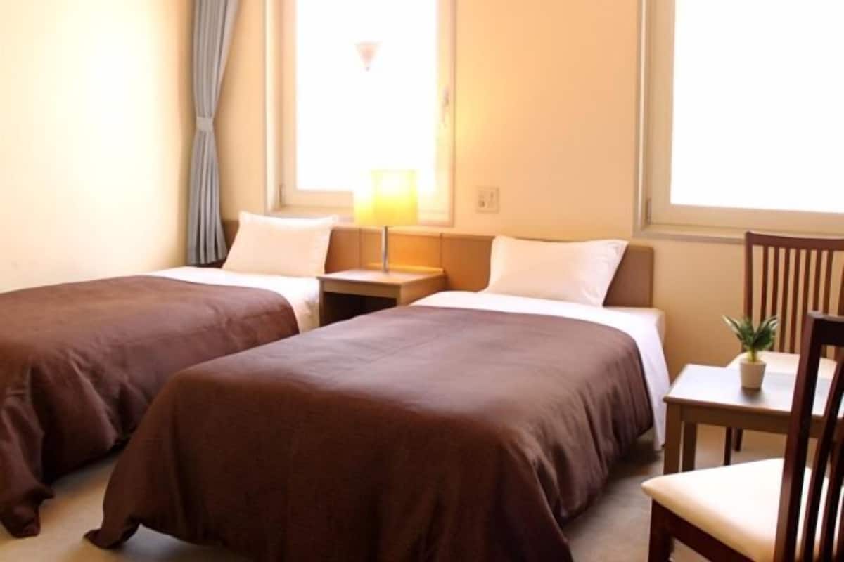 Työpöytä, silitysrauta/-lauta, ilmainen Wi-Fi, vuodevaatteet