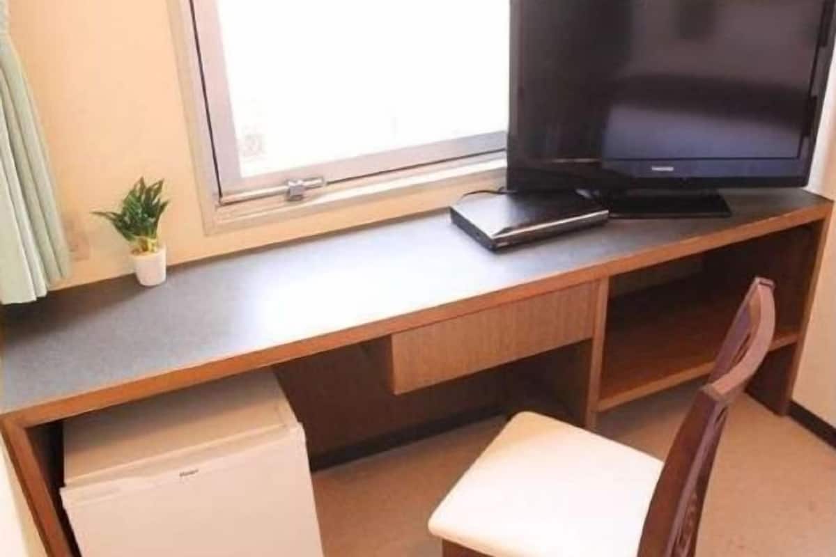 Työpöytä, silitysrauta/-lauta, ilmainen Wi-Fi, vuodevaatteet