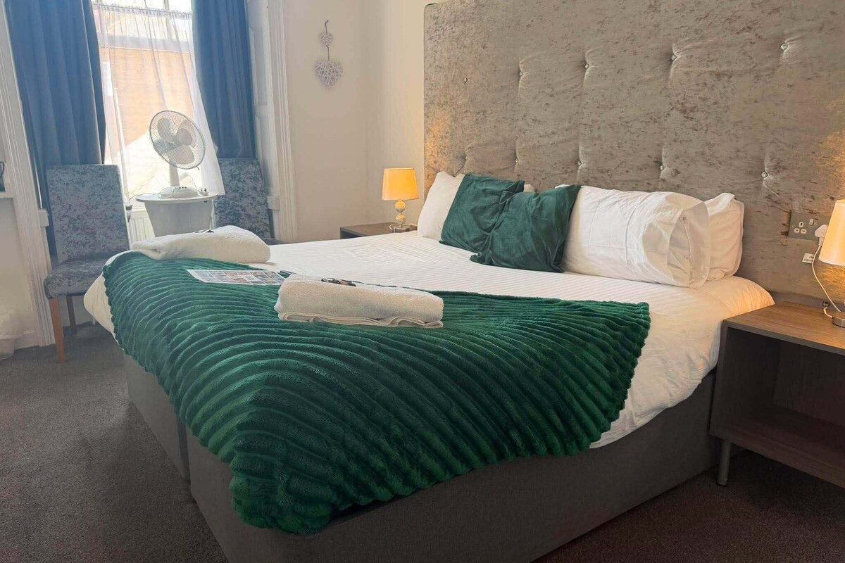 Silver Super-King or Twin | Iron/ironing board (on request), WiFi (free), individually decorated