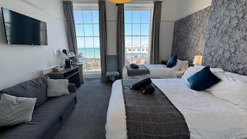 Gold Seaview Family of 3 + Sofa Bed | ๊ฐ๊ฐ ๋ค๋ฅธ ์คํ์ผ์ ์ธํ
๋ฆฌ์ด, ๊ฐ๊ฐ ๋ค๋ฅด๊ฒ ๊ฐ๊ตฌ ๋น์น, ๋ค๋ฆฌ๋ฏธ/๋ค๋ฆฌ๋ฏธํ, ๋ฌด๋ฃ WiFi