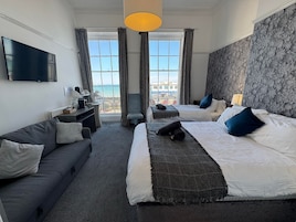 Gold Seaview Family of 3 + Sofa Bed | Decoración individual y mobiliario individual
