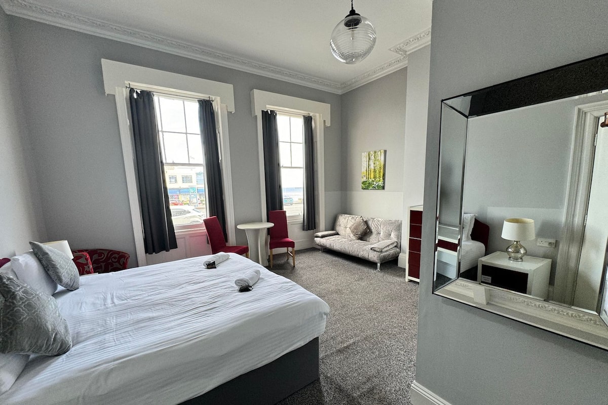 Gold Seaview Double + Sofa Bed | 熨斗/熨衣板、免費無線上網、獨特裝潢、布置獨特