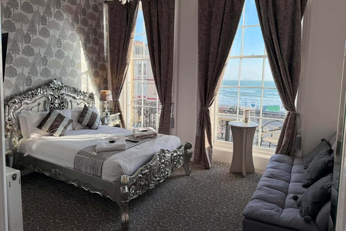 Gold Seaview Double + Sofa Bed | Tabla de planchar con plancha, wifi gratis y decoración personalizada 