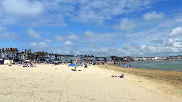 A crowded beach with people sunbathing and swimming. - The Jubilee Hotel West- with Spa Facilities (Weymouth)