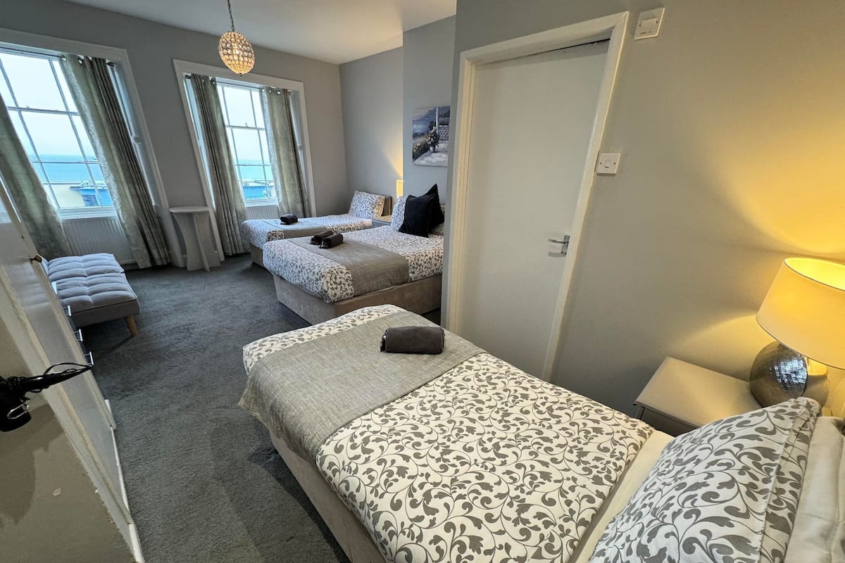 Gold Seaview Family of 4 + Sofa Bed | 熨斗/熨衣板、免費無線上網、獨特裝潢、布置獨特