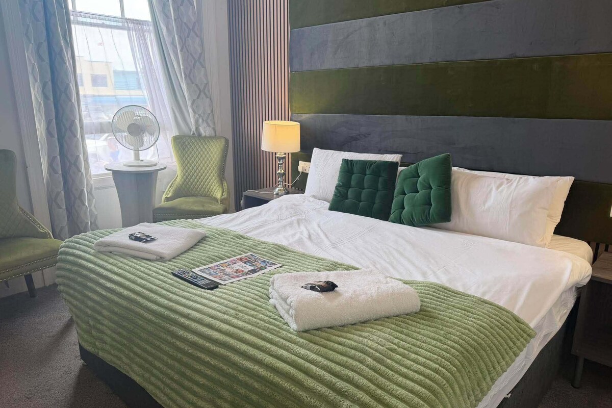 Gold Seaview Double + Sofa Bed | Iron/ironing board (on request), WiFi (free), individually decorated