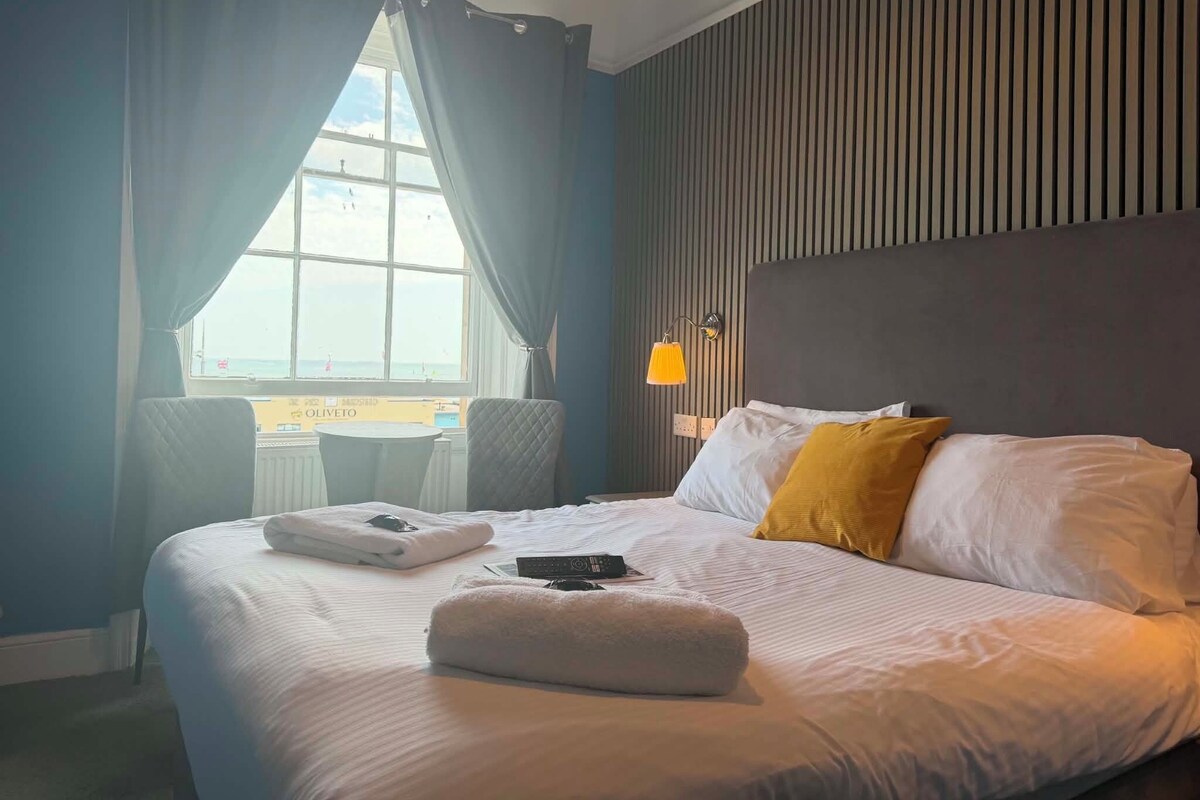 Silver Seaview Double | Iron/ironing board (on request), WiFi (free), individually decorated