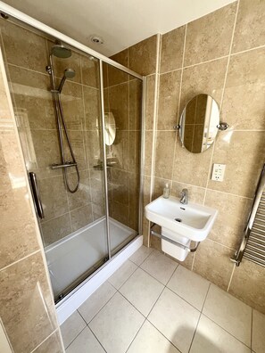 Luxury Double Room, Ensuite | Bathroom - The Parson Woodforde (Norwich)